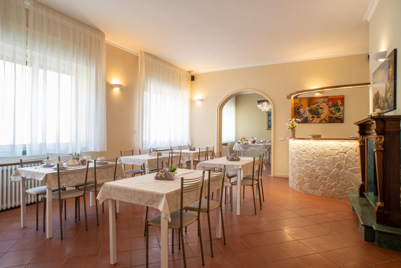 Domus Salento & Con Parcheggio Privato In Loco Frühstückspension