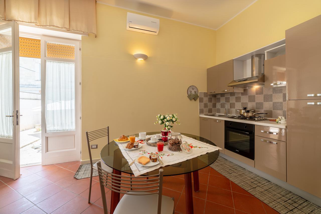 Domus Salento & Con Parcheggio Privato In Loco Frühstückspension Lecce